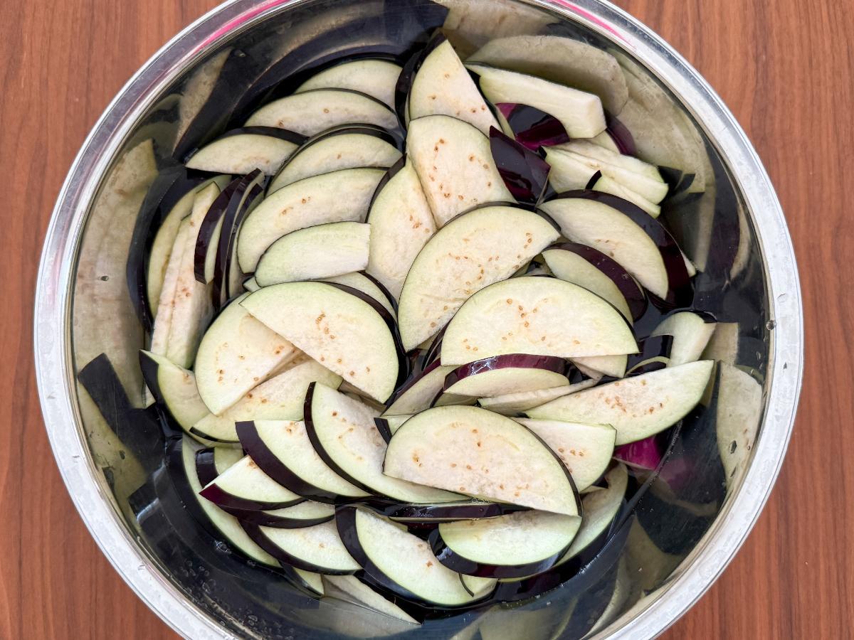 なすを薄切りにして水にさらす