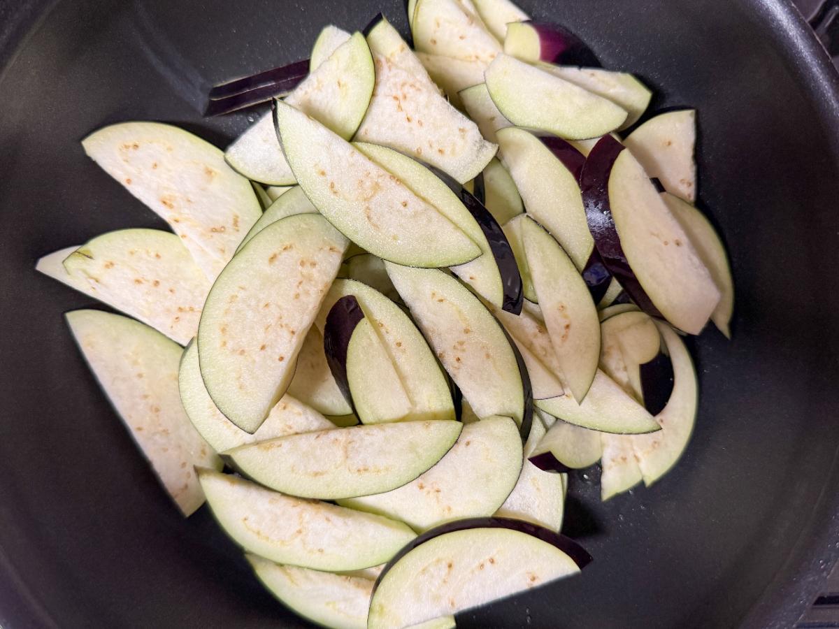 なすをフライパンで炒める