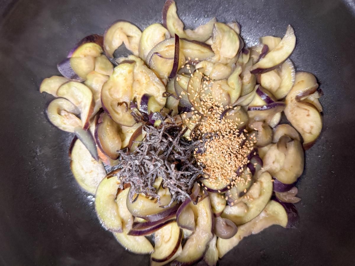 塩昆布といりごまを加える