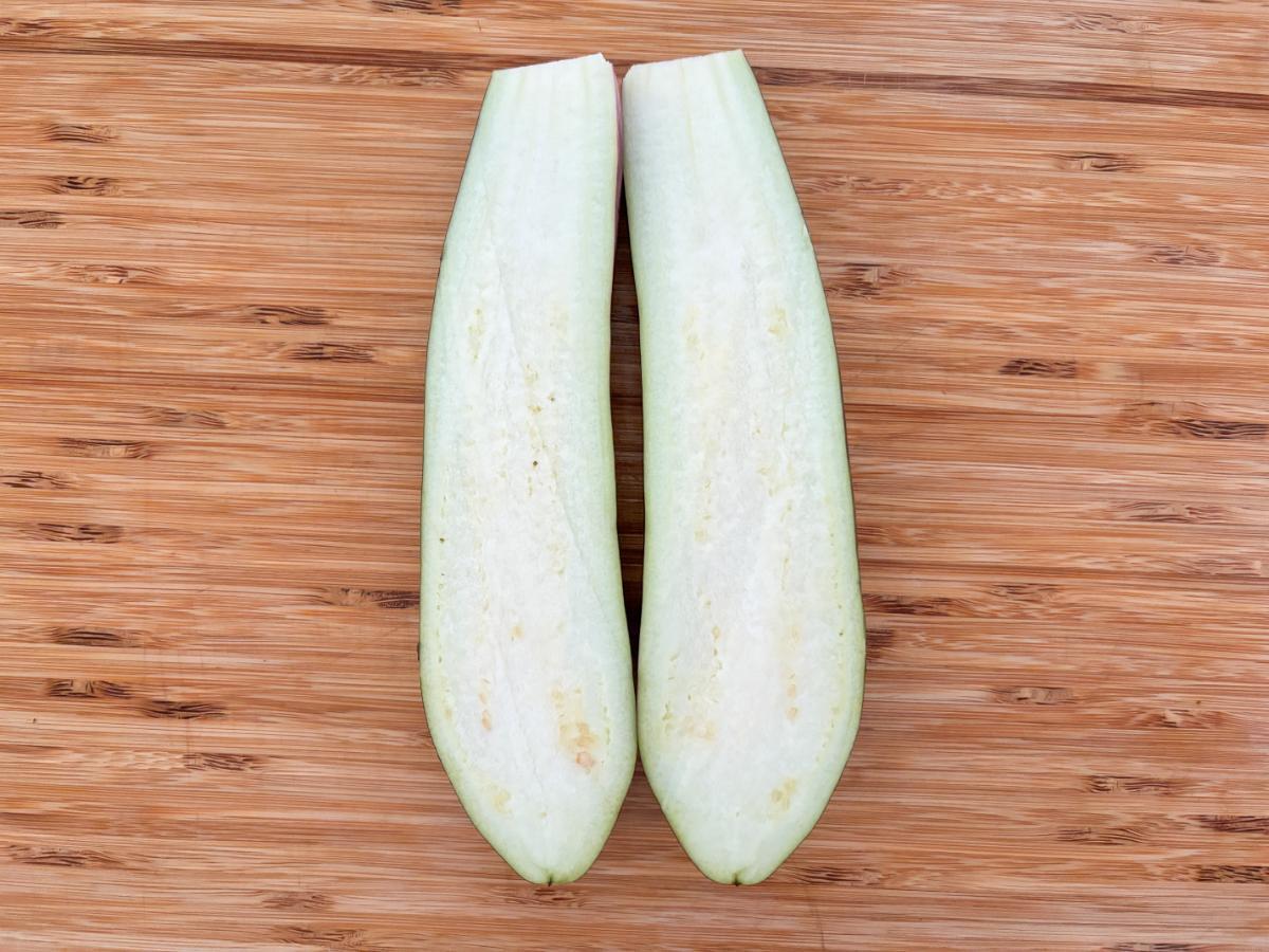 なすを縦半分にカットした断面