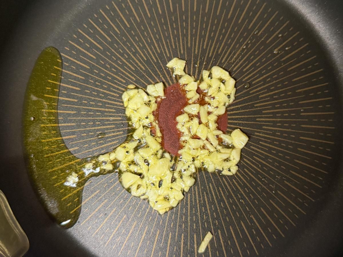 にんにくをオリーブオイルで炒める