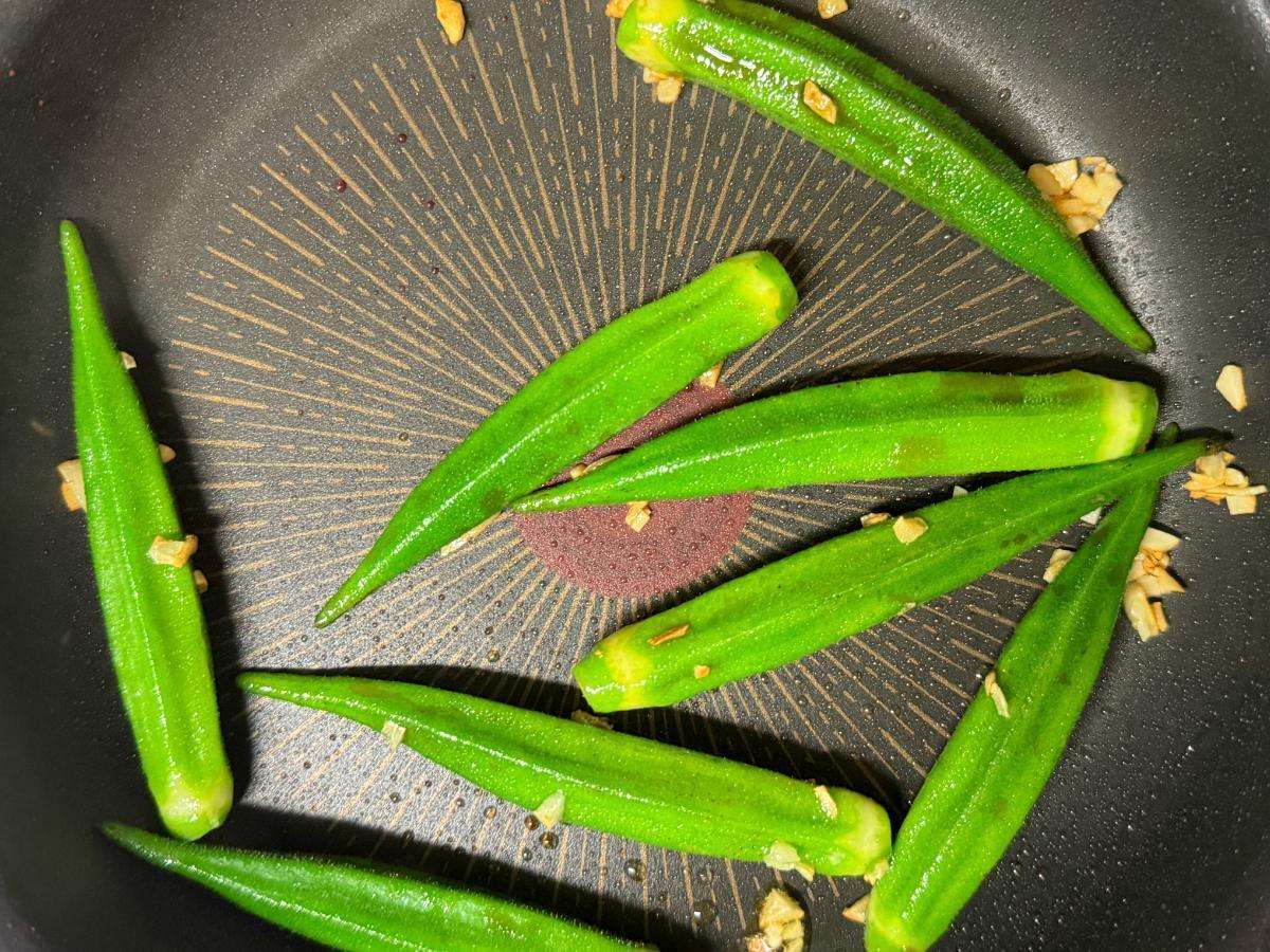 オクラを加えて炒める