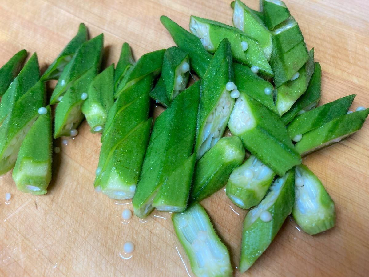 オクラを斜め切りにしたところ