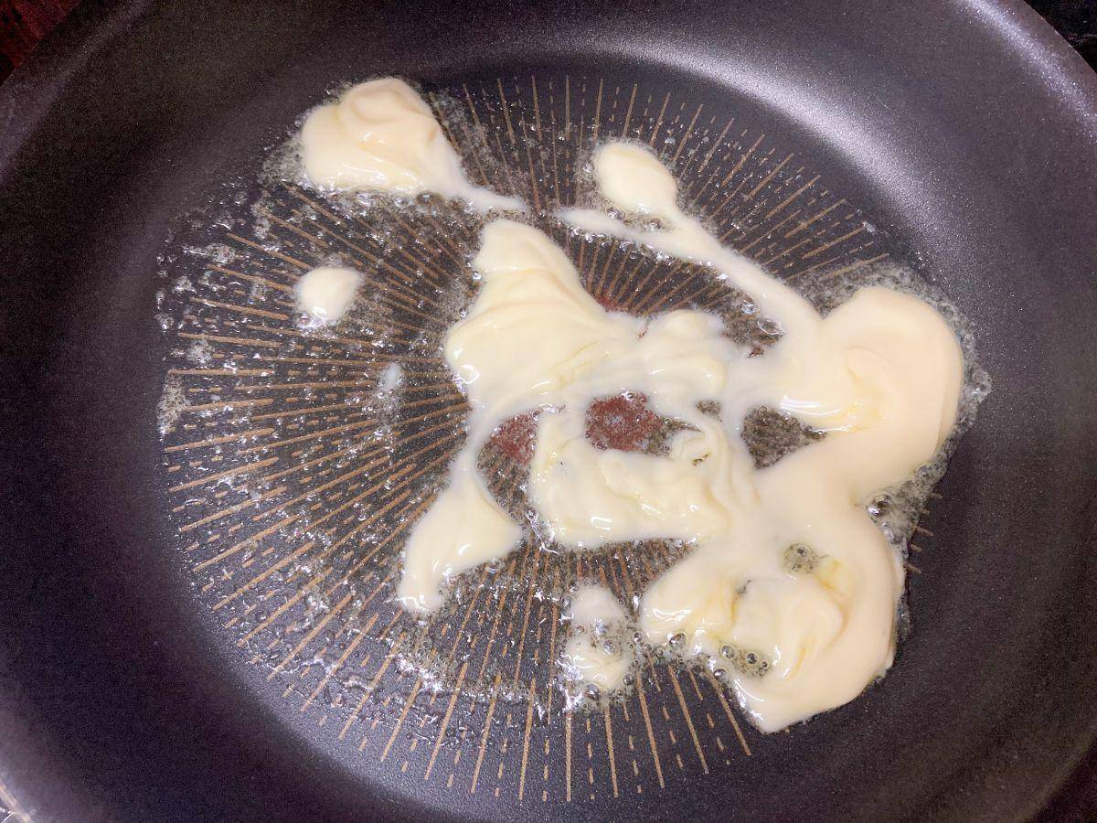 フライパンでマヨネーズを溶かしている