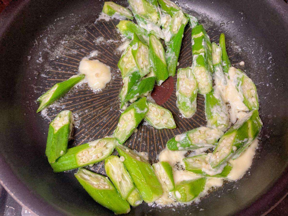 マヨネーズでオクラを炒めている