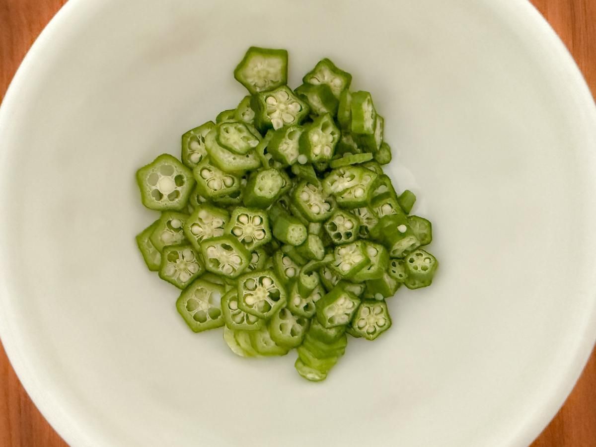 オクラを輪切りにする