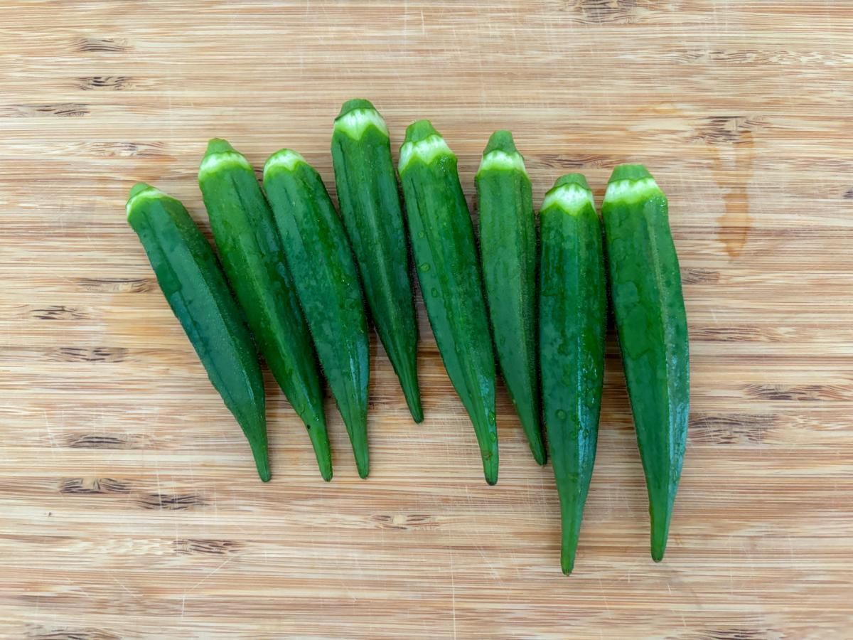 オクラの板ずりとガク処理