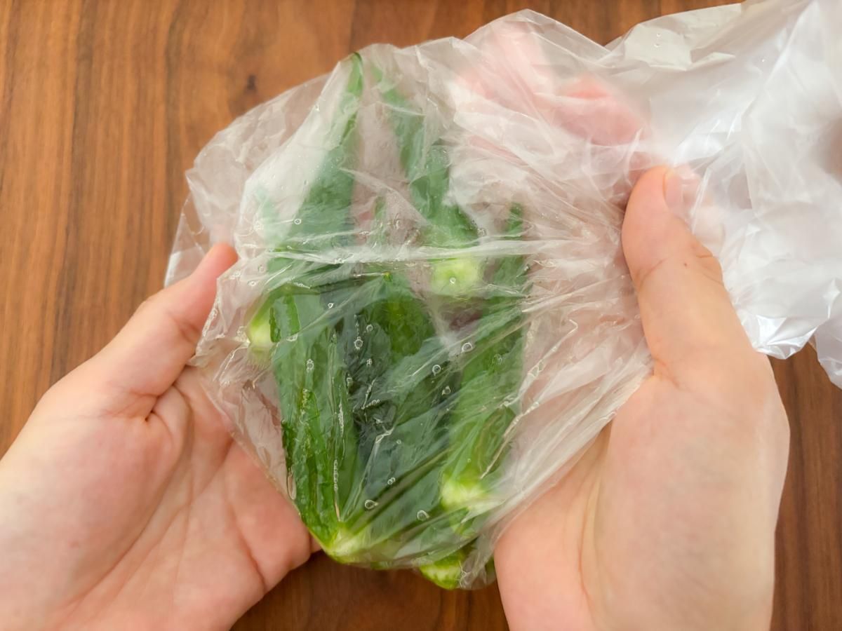 オクラを袋に入れて白だしで下味をつける