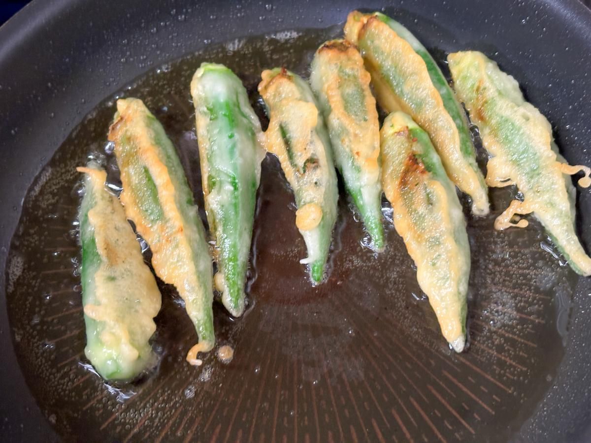 フライパンでオクラを揚げ焼きにする