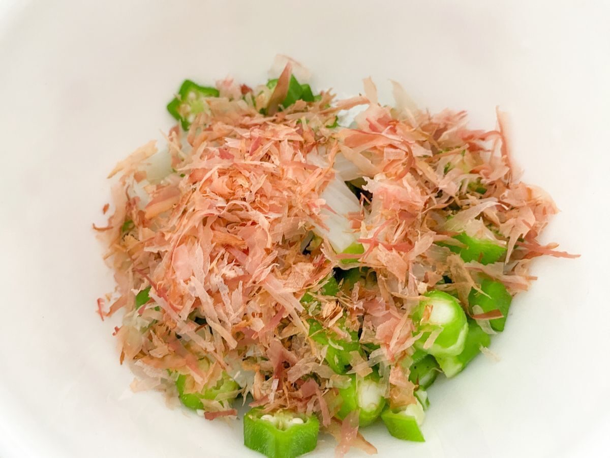 ボウルでイカオクラを混ぜ合わせている写真