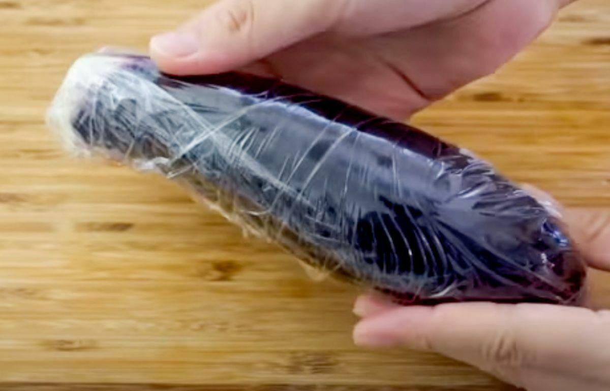 ラップで包んだなす