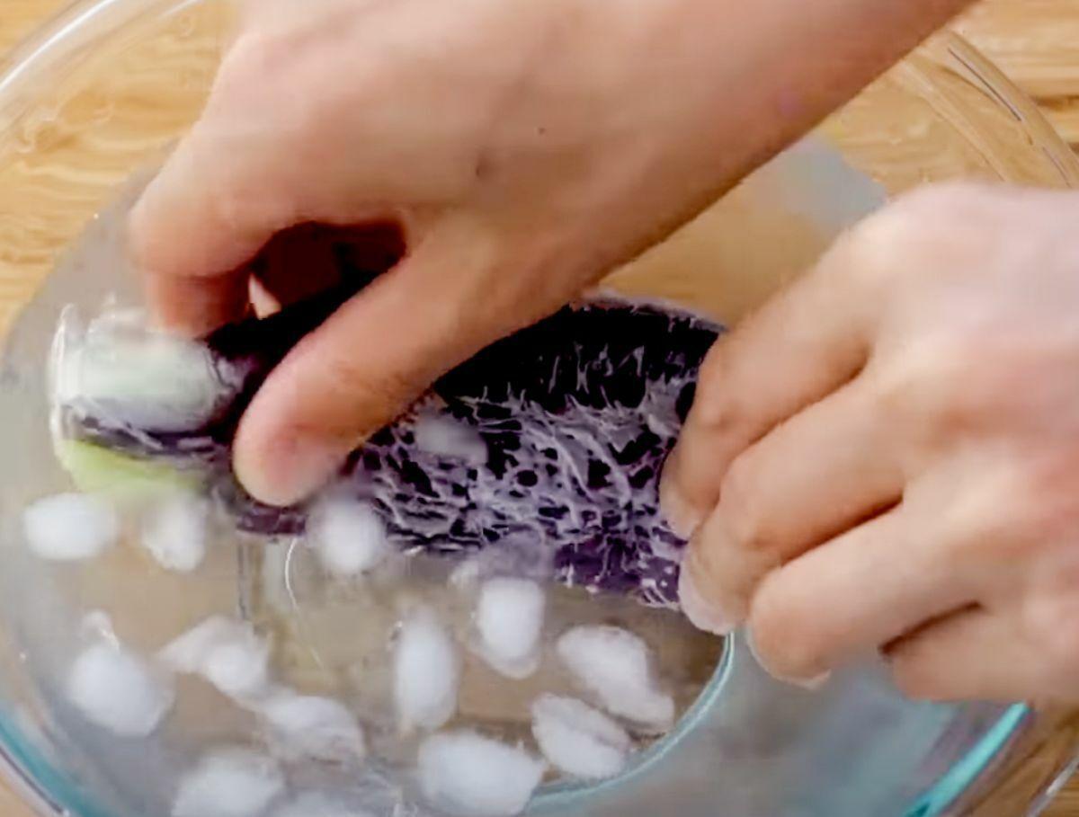 氷水で冷やしている様子