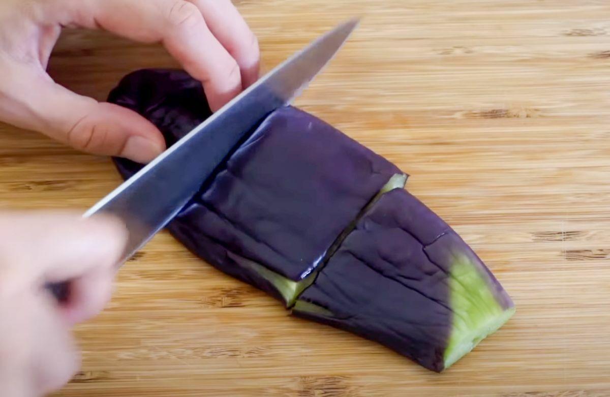 なすをカットしている様子