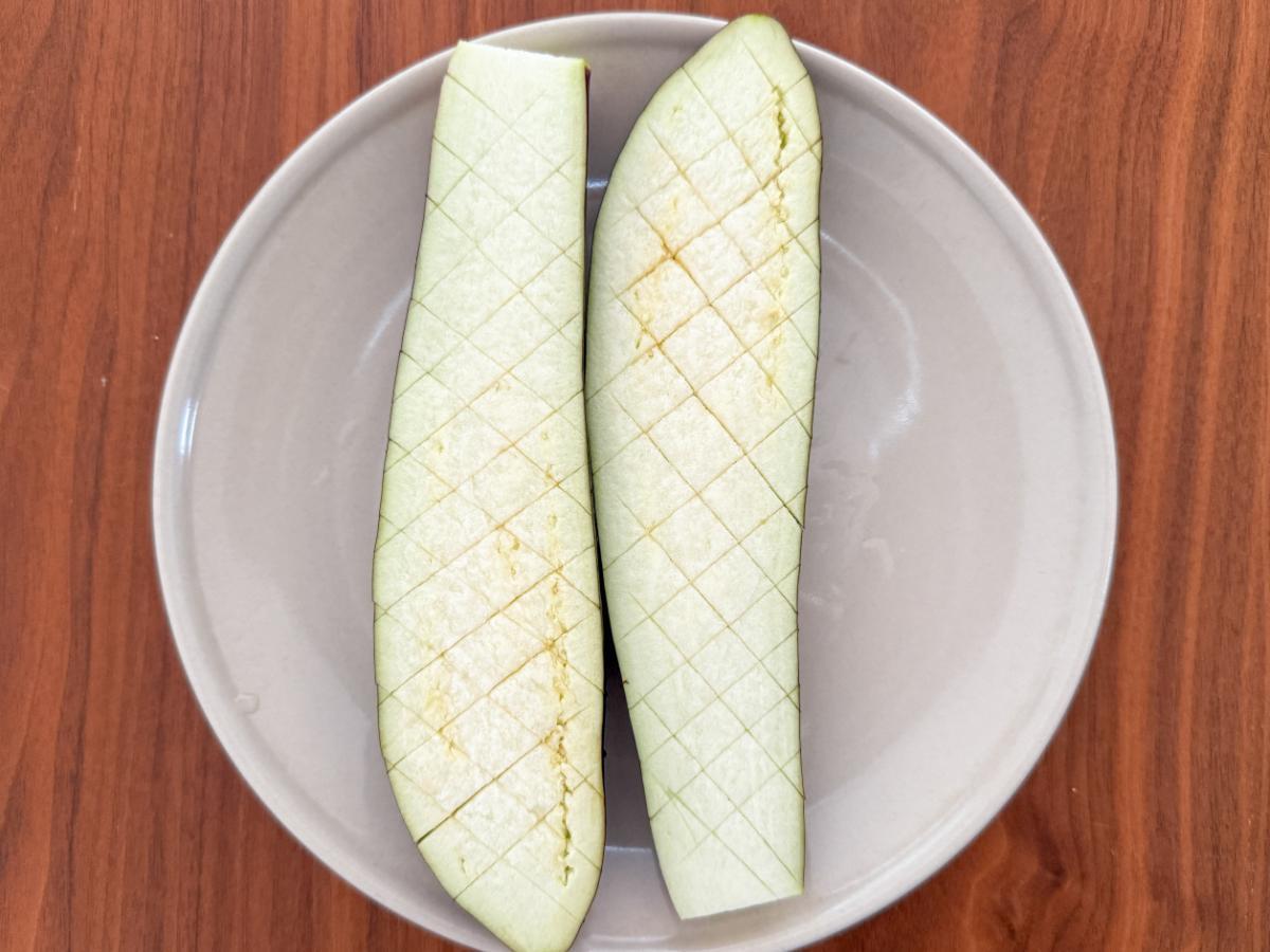 なすに格子状の切り込みを入れた様子