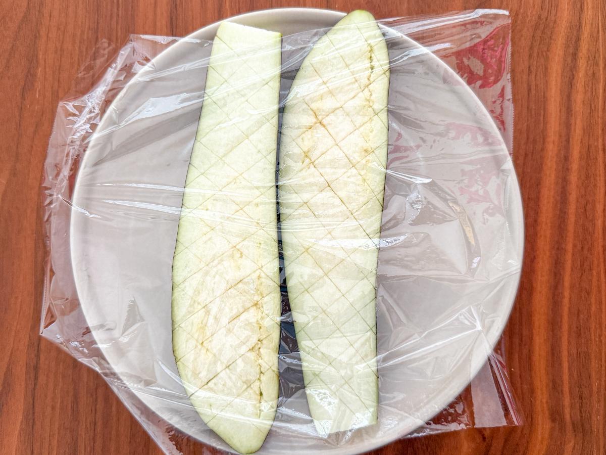 ラップをかけてレンジ加熱する様子