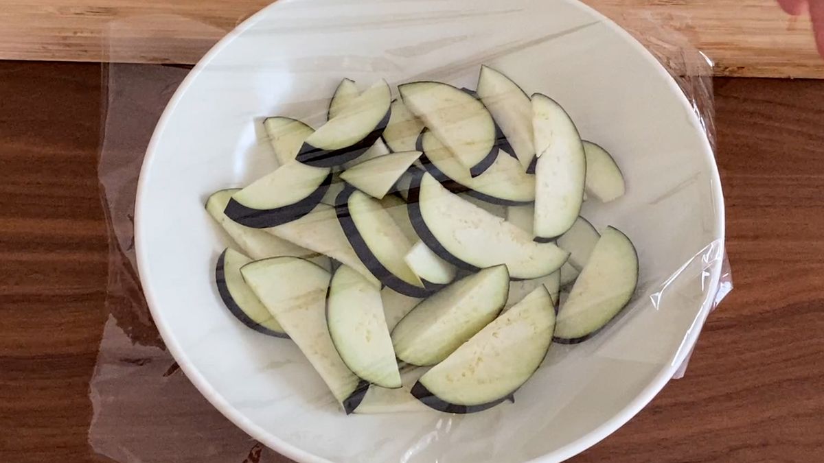 耐熱皿にラップをかけた様子