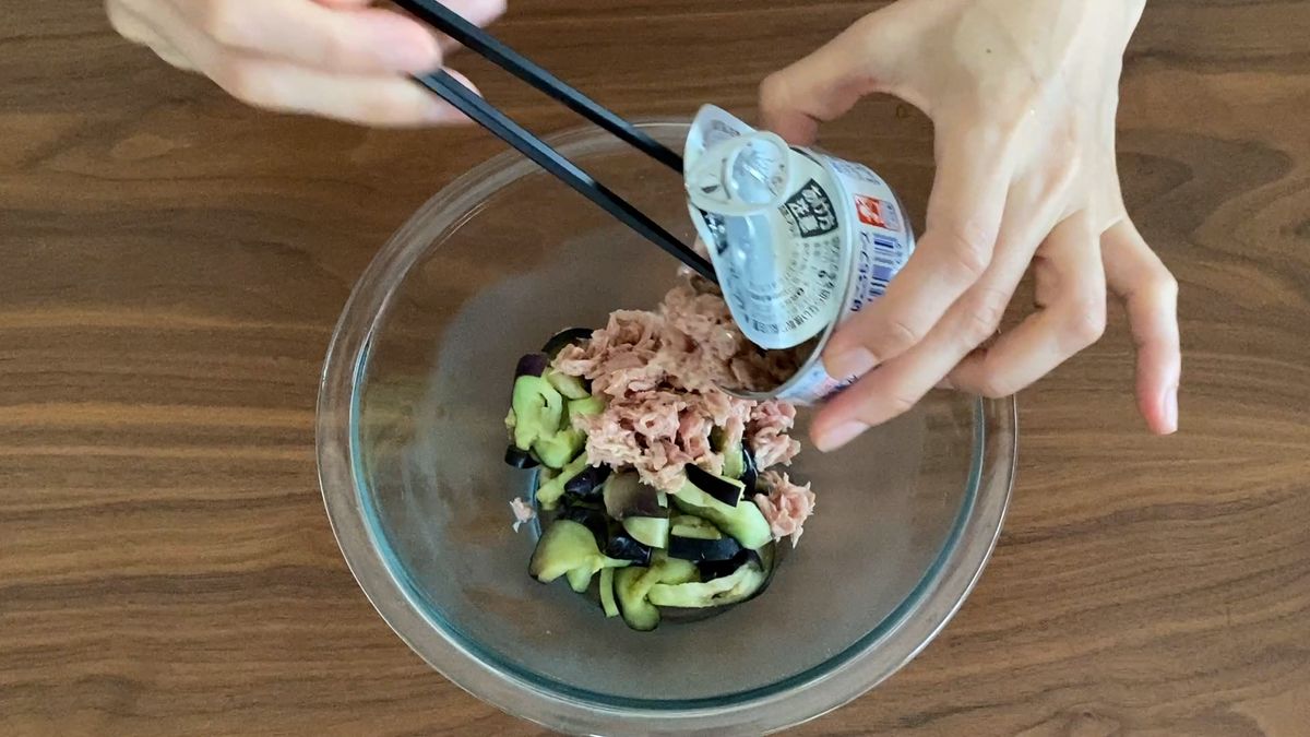 ツナ缶を加えている様子
