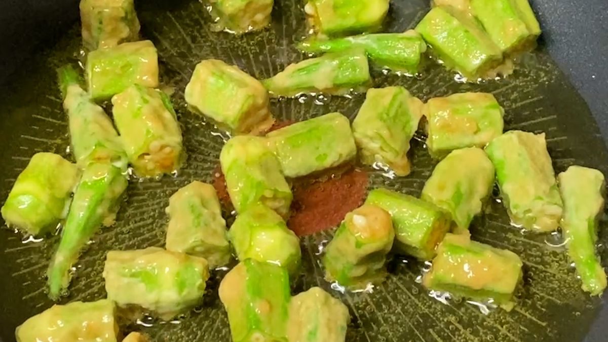 フライパンでオクラを揚げ焼きにしている写真