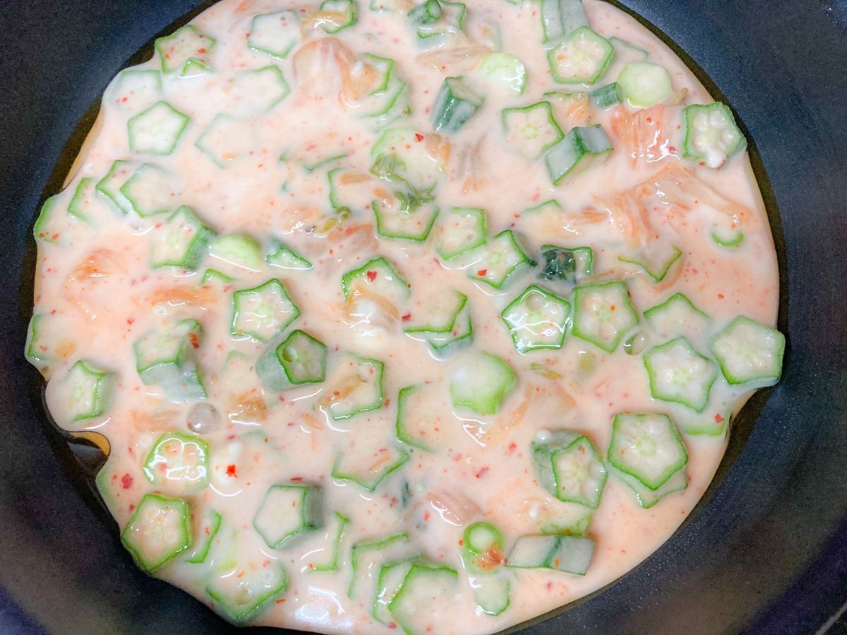 フライパンにオクラチヂミの生地を流し入れた写真