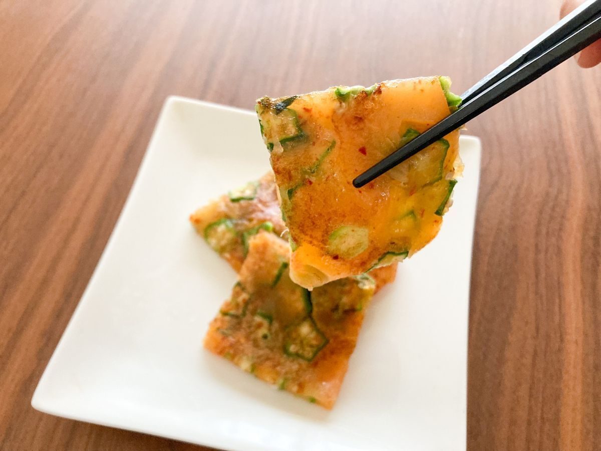 オクラチヂミの箸上げ写真