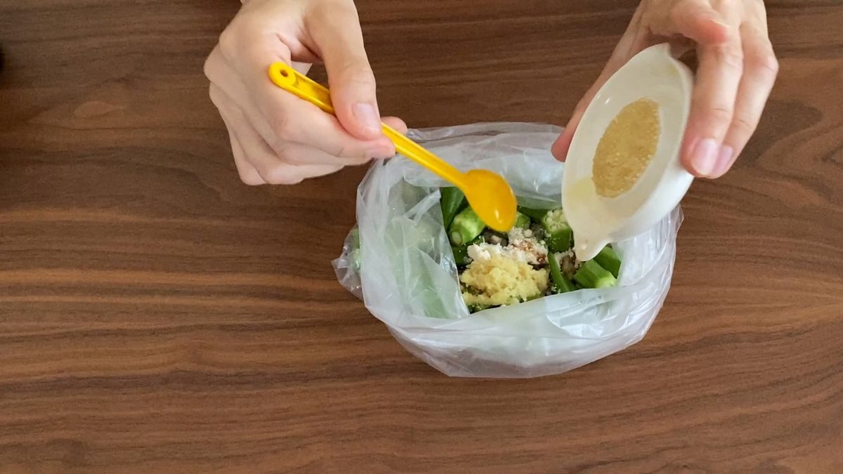 ポリ袋でオクラに調味料をまぶす写真