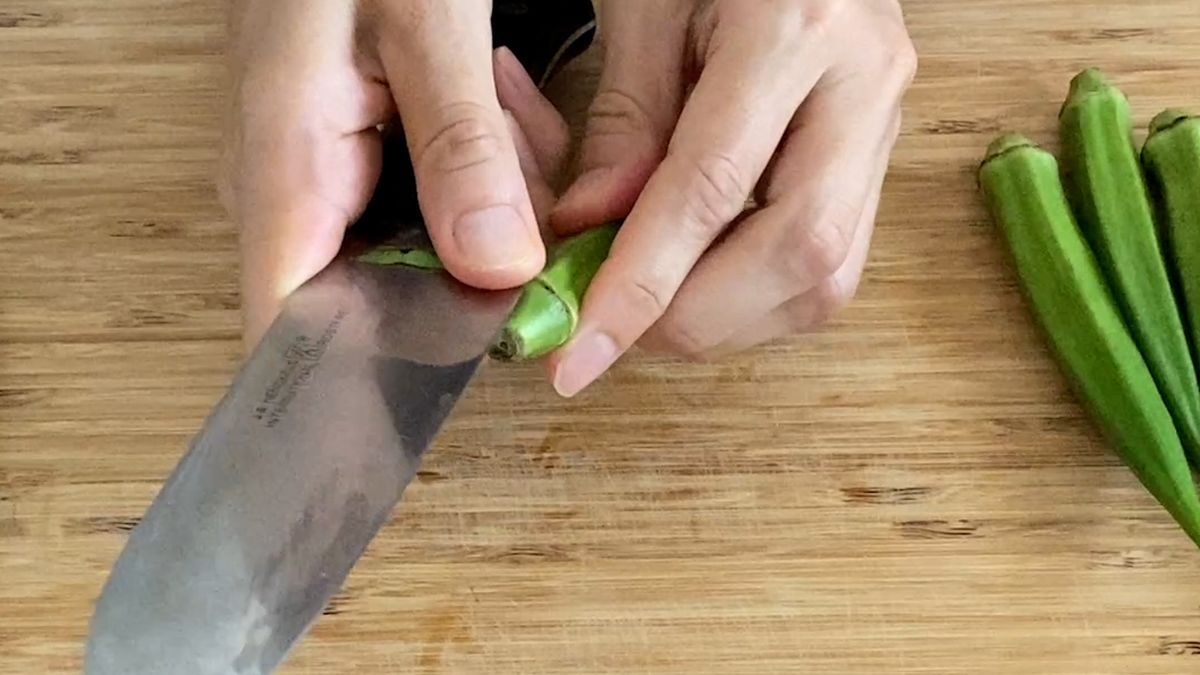 オクラのガクを取り除く写真