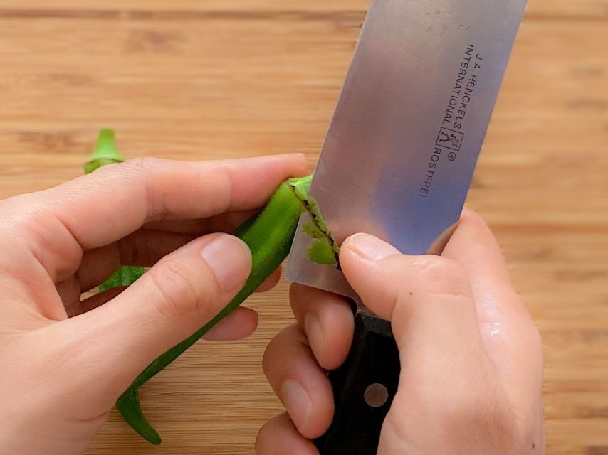 オクラのガクを切り落とす写真