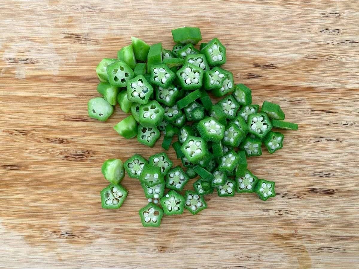 オクラを小口切りにした写真