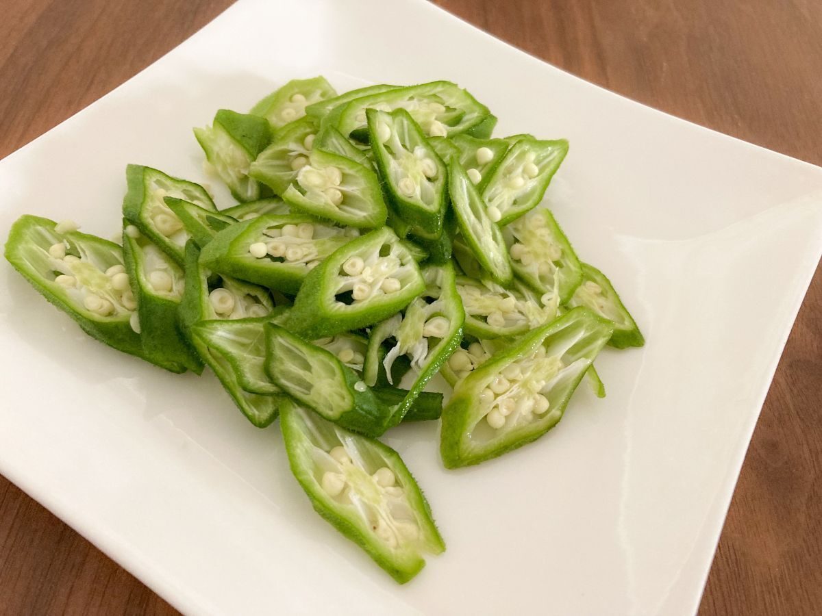 オクラを斜め切りにした写真