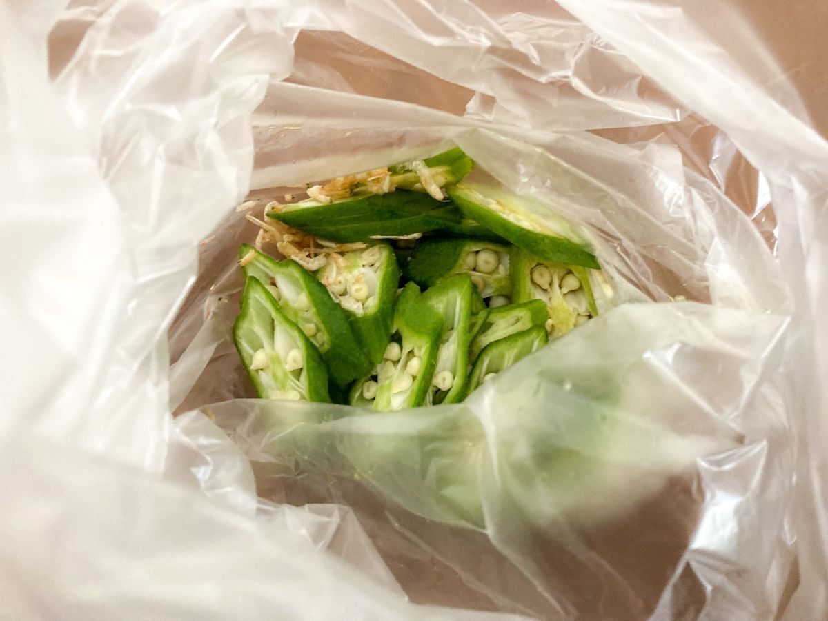 ポリ袋にオクラと白だしと桜えびを入れてもむ写真