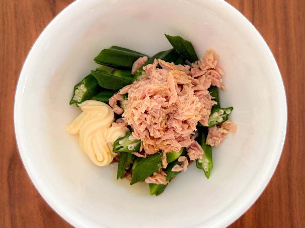 ボウルにオクラとツナとマヨネーズ