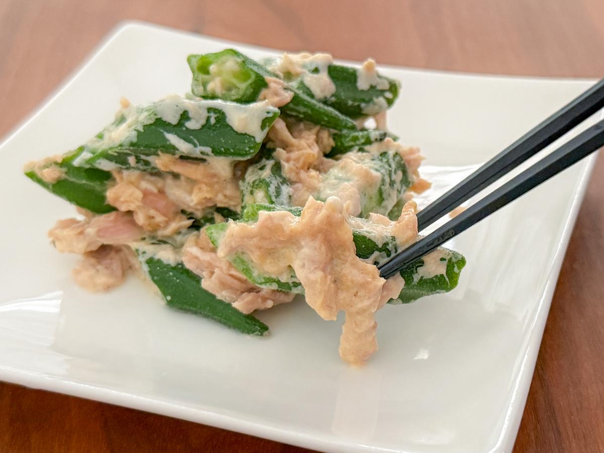 オクラとツナ缶のマヨ醤油和えを箸で持ち上げたところ