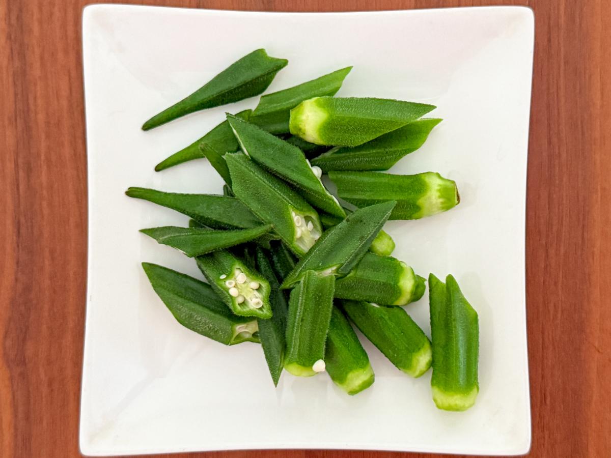 オクラを斜めにカット