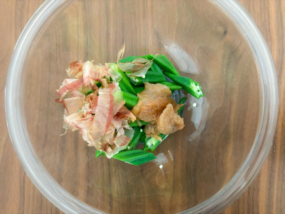 オクラにかつお節と梅干しを加えたところ