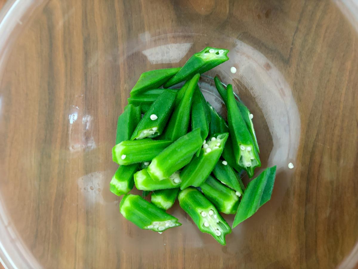 ゆでてカットしたオクラ