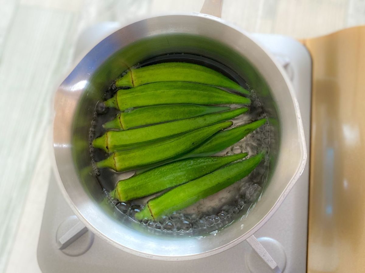 オクラを茹でている写真
