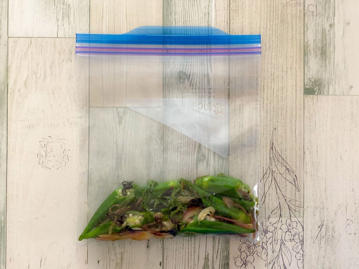 ジップロックに材料を入れてもむ写真