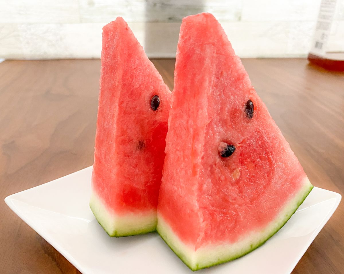 白い皿に盛り付けた三角カットのスイカ2切れ