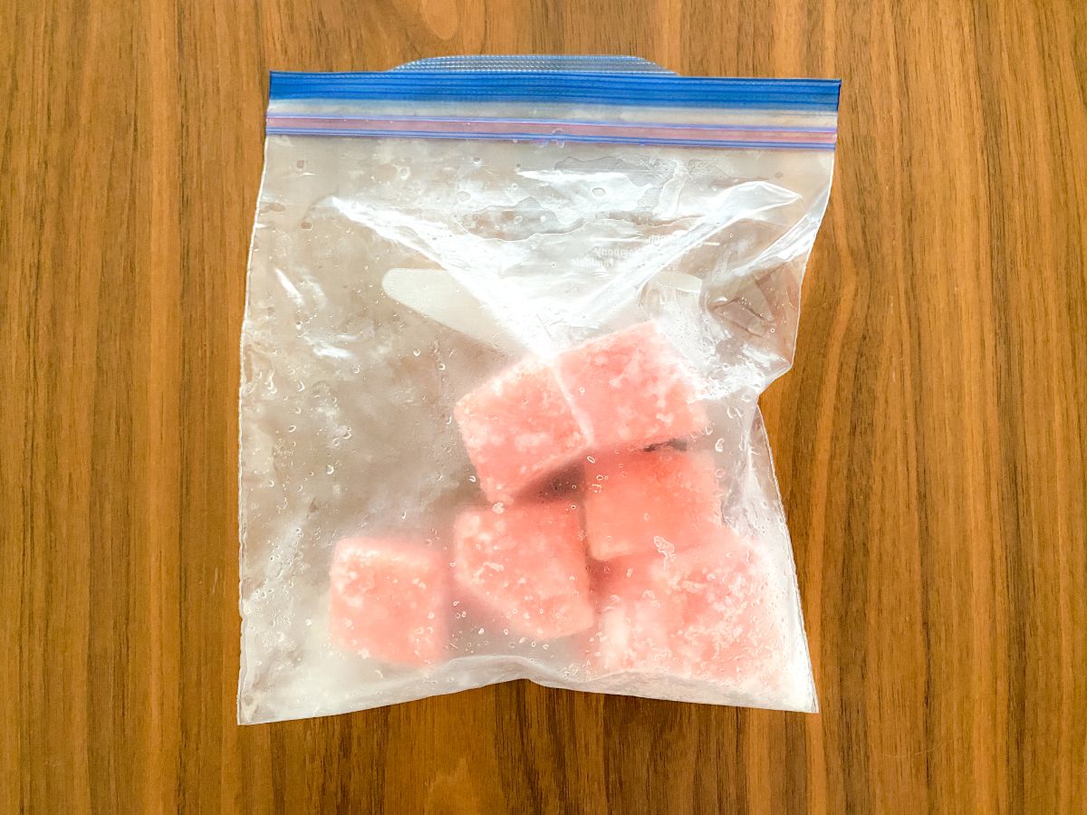 ジッパー袋に入れて冷凍したスイカの画像