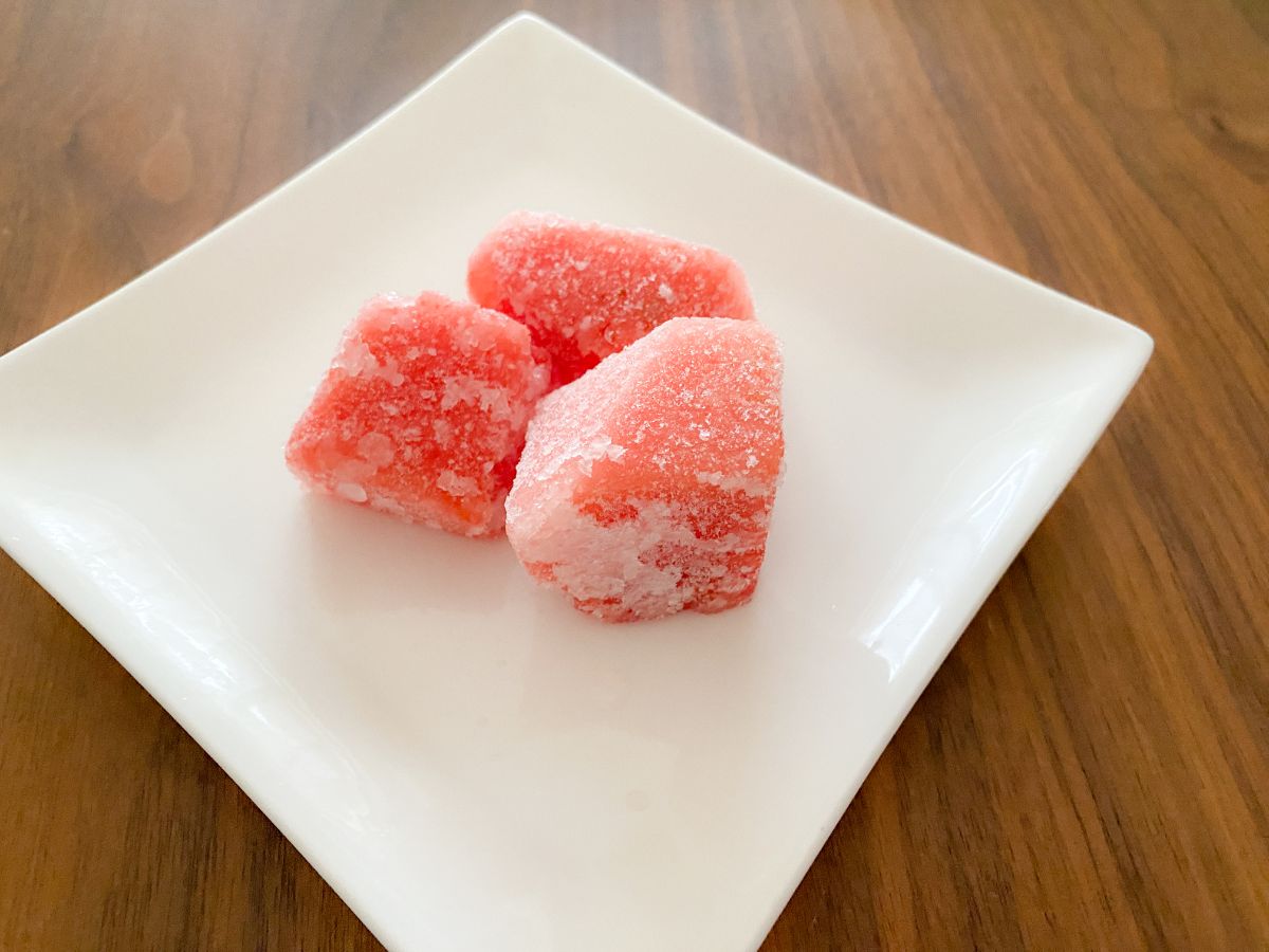 斜めから撮影した冷凍スイカ3切れの画像