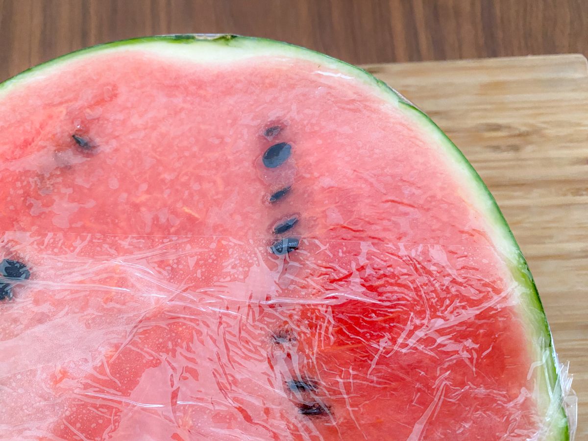 切り口にラップを密着させて乾燥を防ぐスイカの保存法