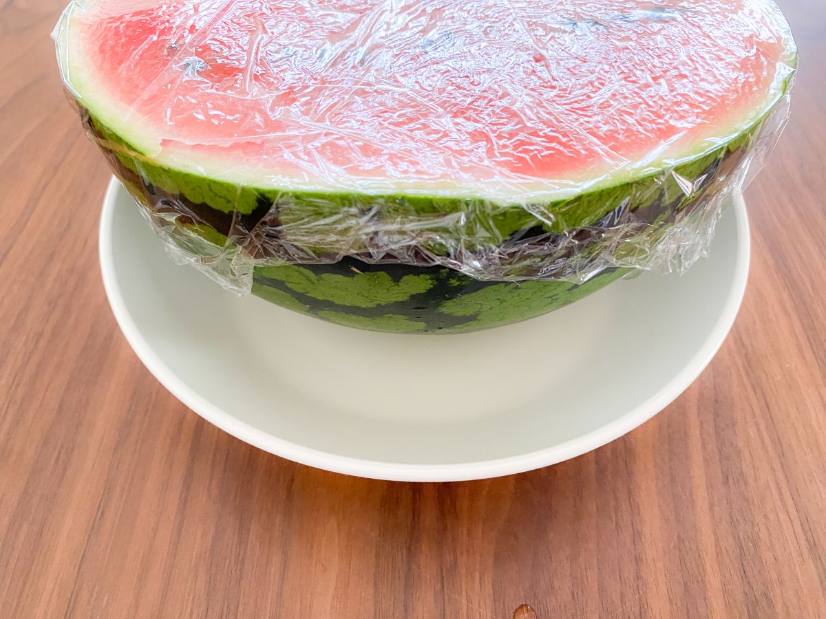 ラップで包み皿にのせたスイカの冷蔵保存の様子