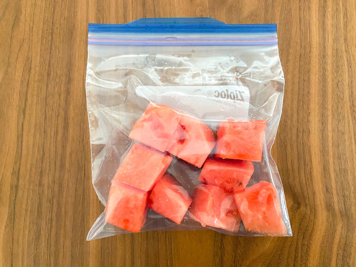 冷凍用ジップ袋に入れた一口大のスイカ