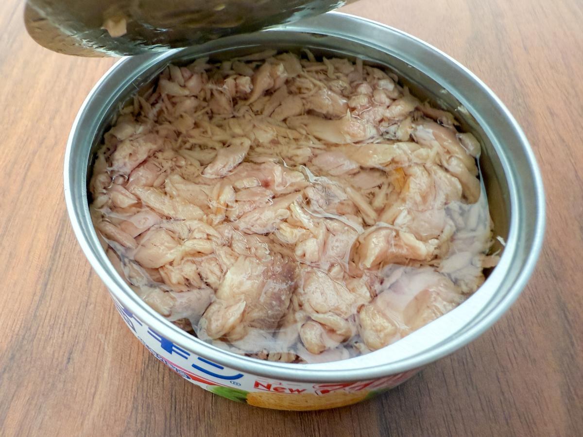 缶のふたを開けた直後のツナ缶 ふたの切り口が見えている