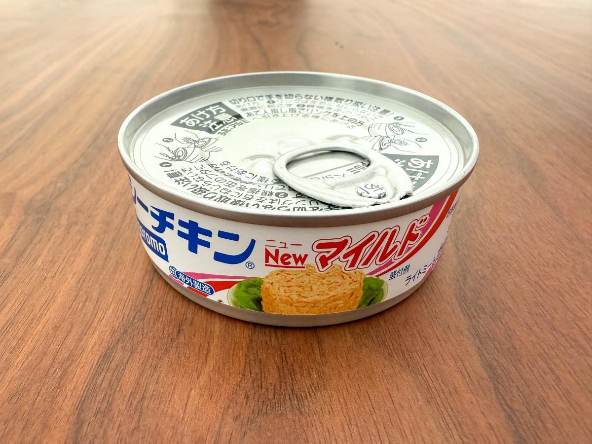 未開封のツナ缶 ふたに書かれた取り扱い注意の表示