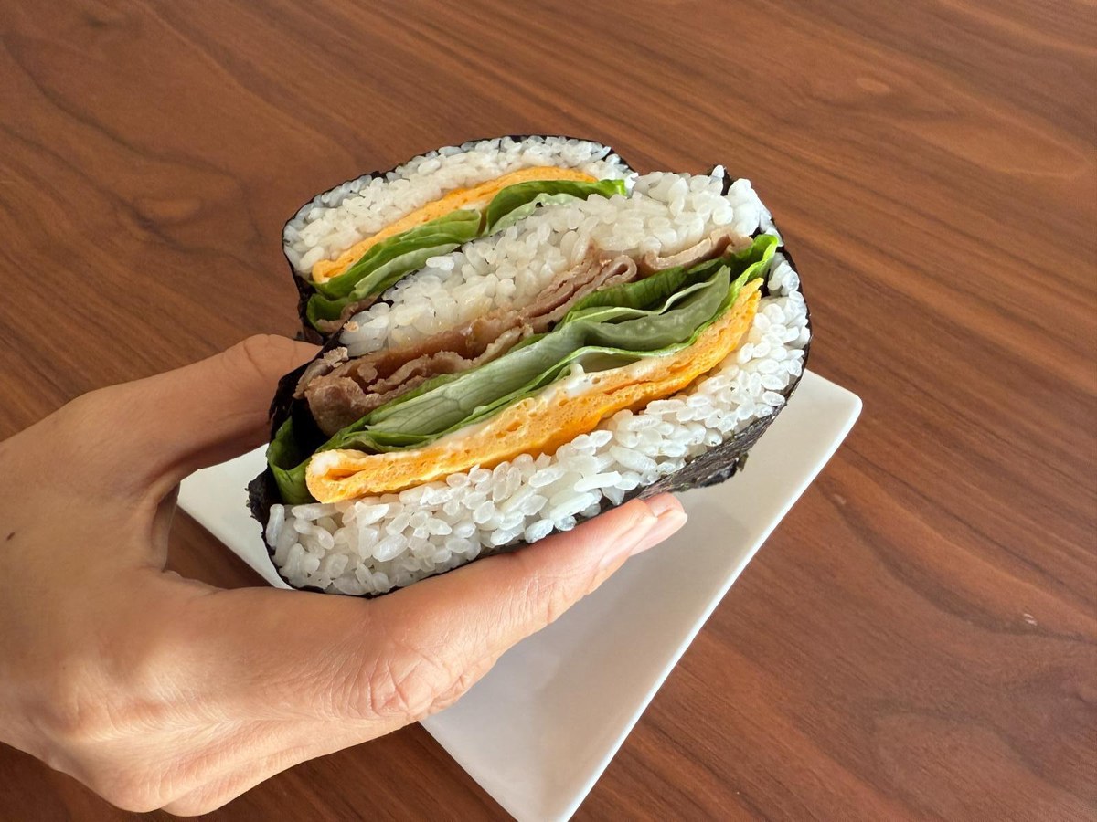 タッパーで作ったおにぎらずの断面