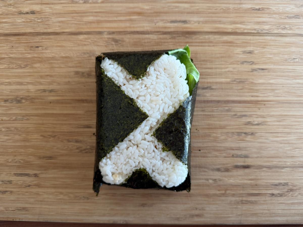 海苔でおにぎらずを包むところ
