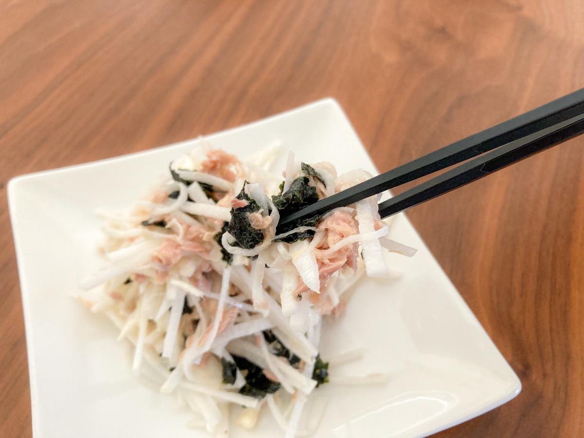 箸で持ち上げた大根とツナ缶の海苔和え