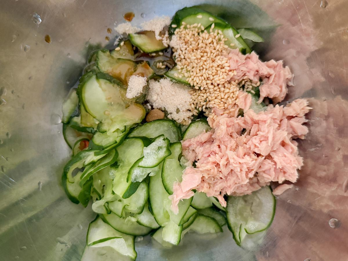 ツナと調味料を加えたところ