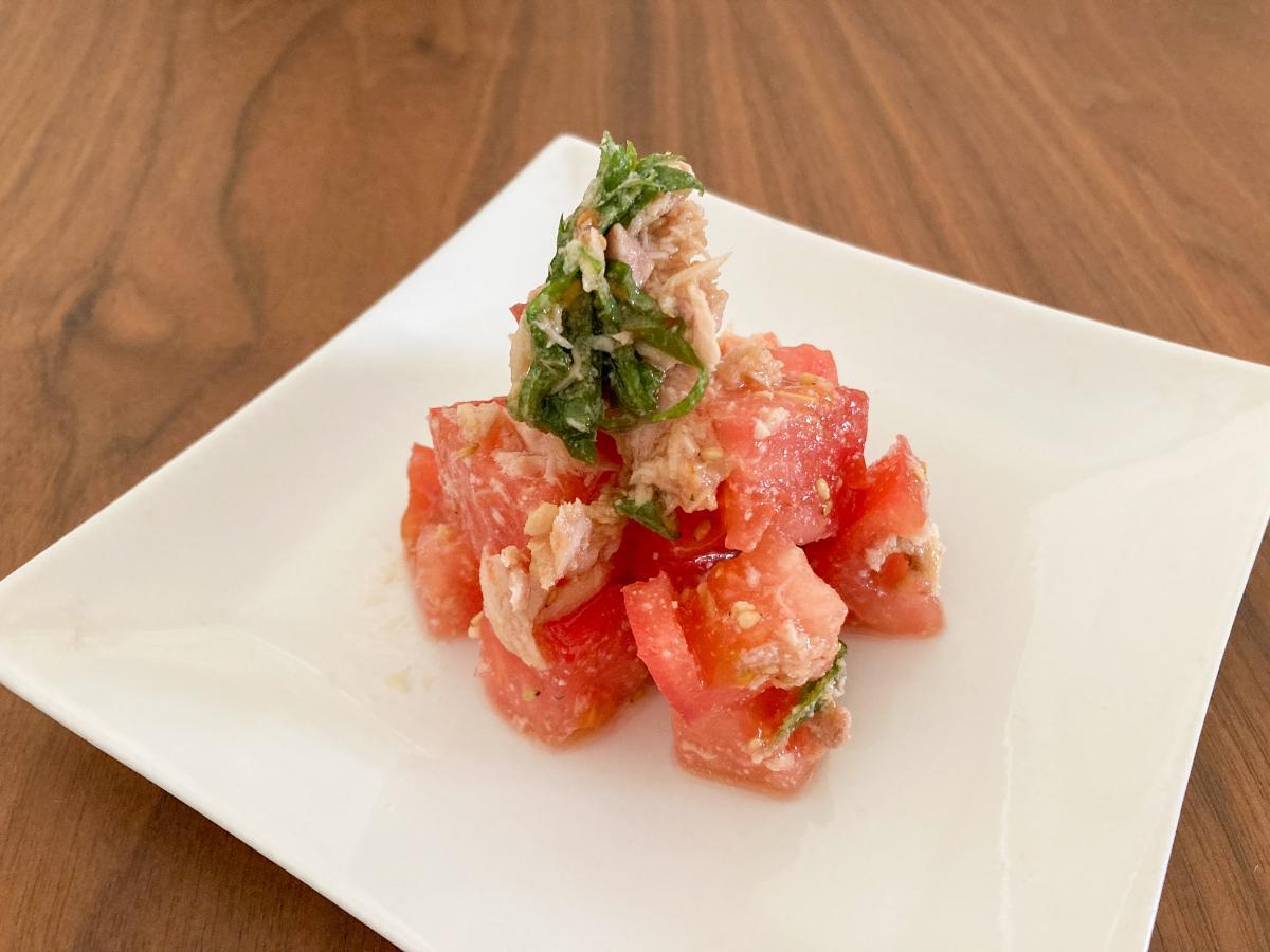 トマトとツナ缶の粉チーズ和え